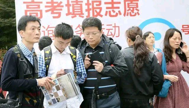 民辦本科vs公辦專科 高考分?jǐn)?shù)過(guò)本科線后的十字路口抉擇